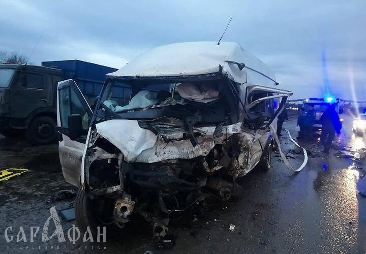 В Ростовской области четыре человека погибли в ДТП с микроавтобусом