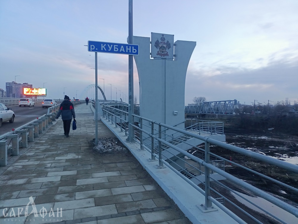 Про пешеходов забыли: жители Кубани жалуются на состояние Яблоновского моста