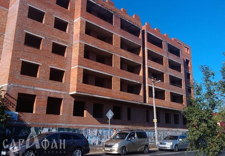 В Краснодаре дольщики отстаивают недостроенное здание уже 8 лет