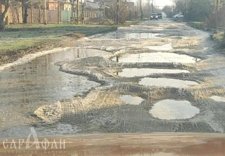 «Смертельно опасный кусок»: жители поселка в Краснодаре 14 лет страдают от ужасной дороги