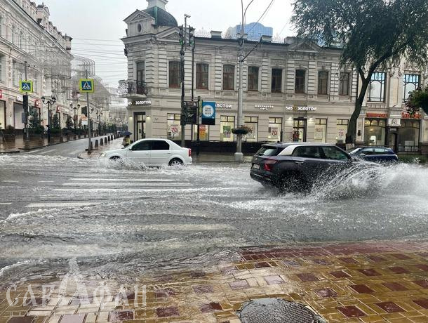 В Ростове-на-Дону ливнем затопило центр города